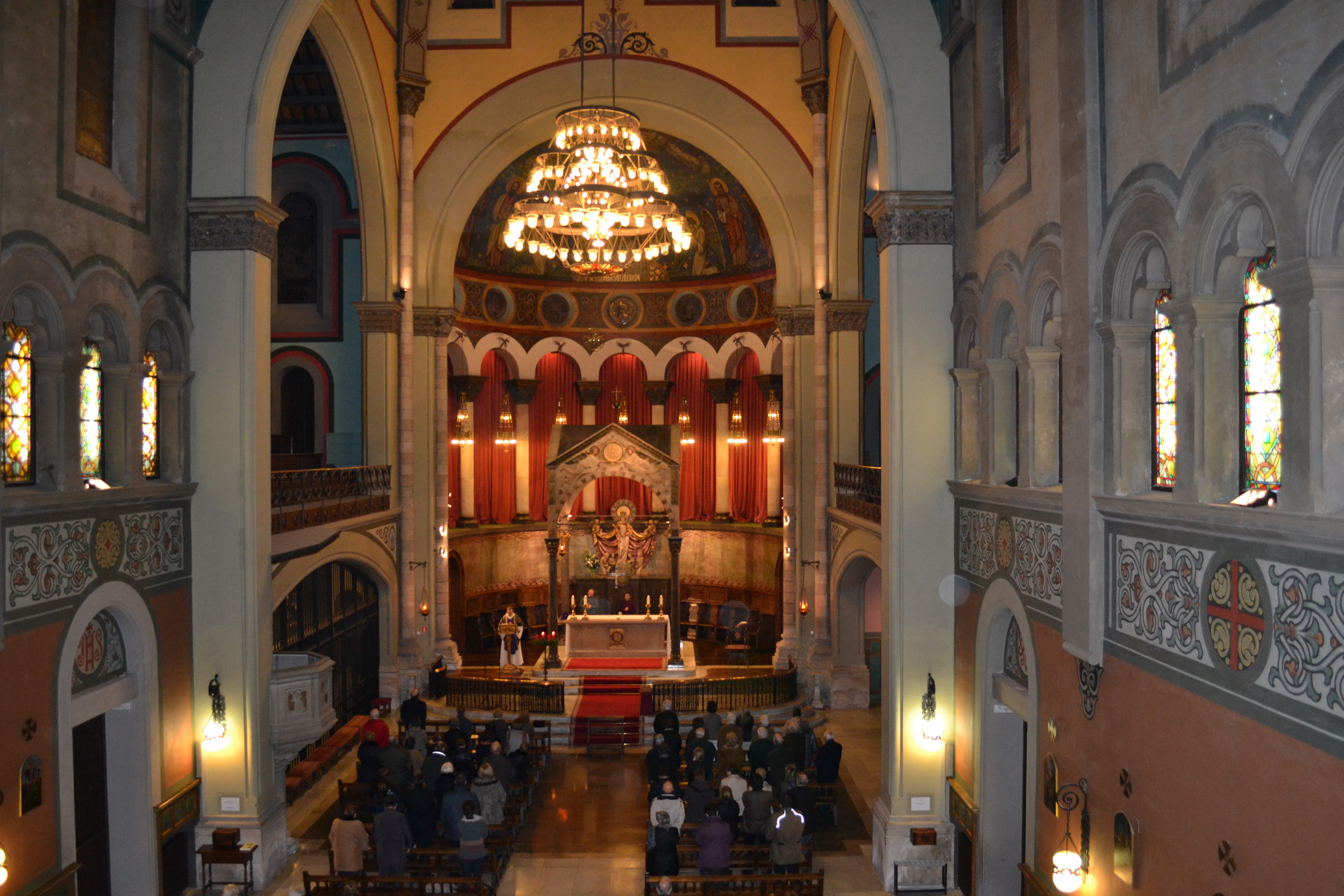 L'església al començament de la santa missa