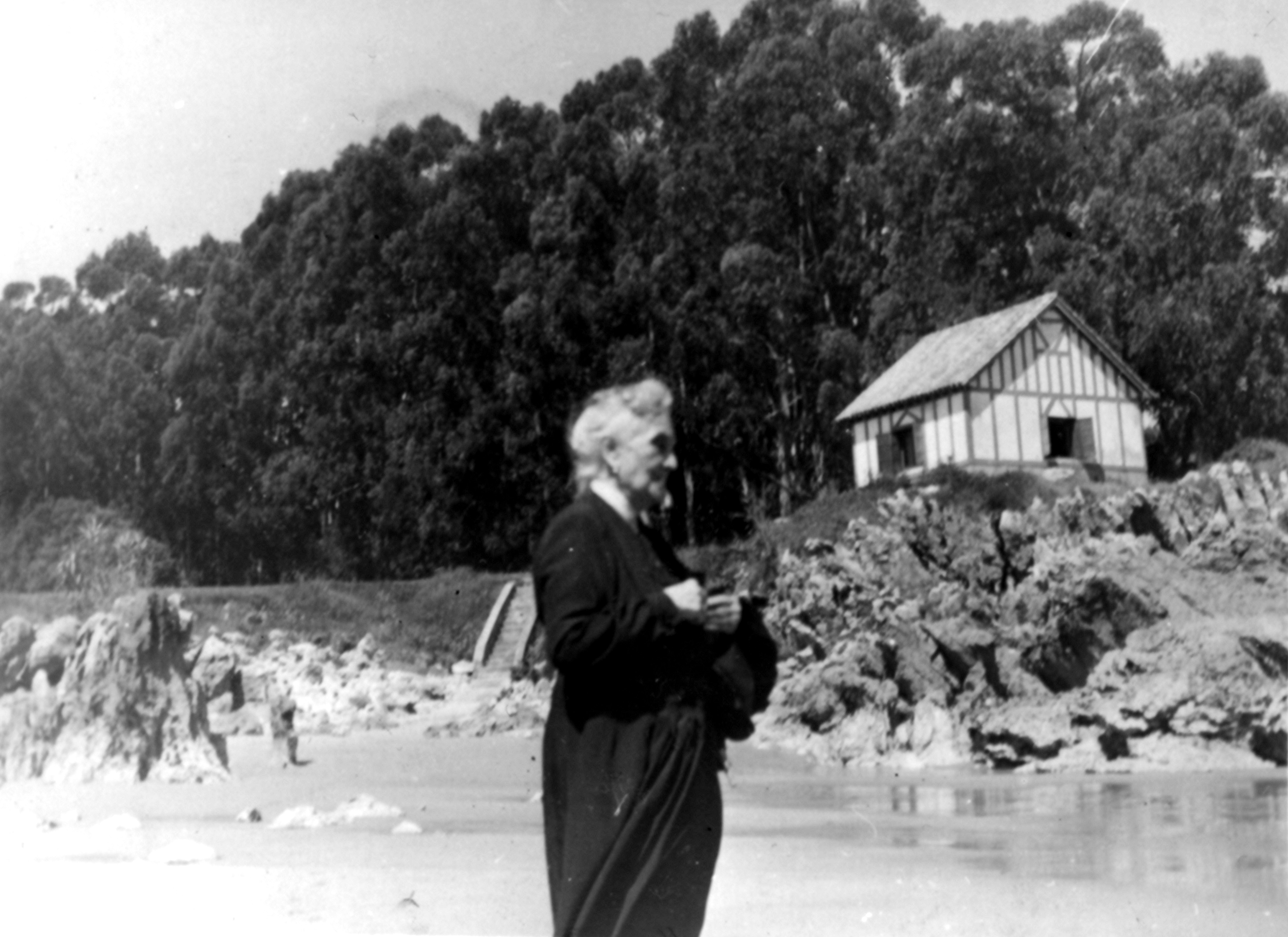 Doña Adela en la casa de Naja