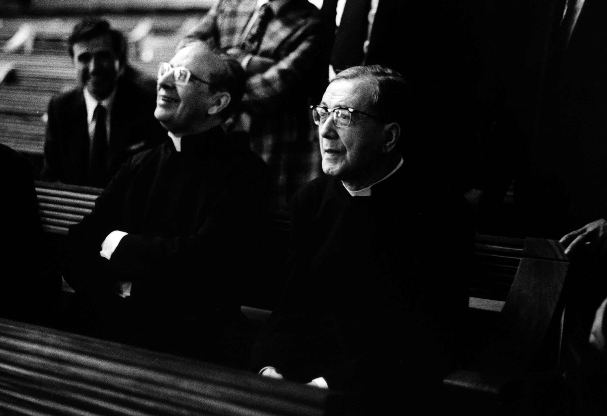 Mayo de 1975. San Josemaría contemplando el retablo del santuario, acompañado por don Álvaro